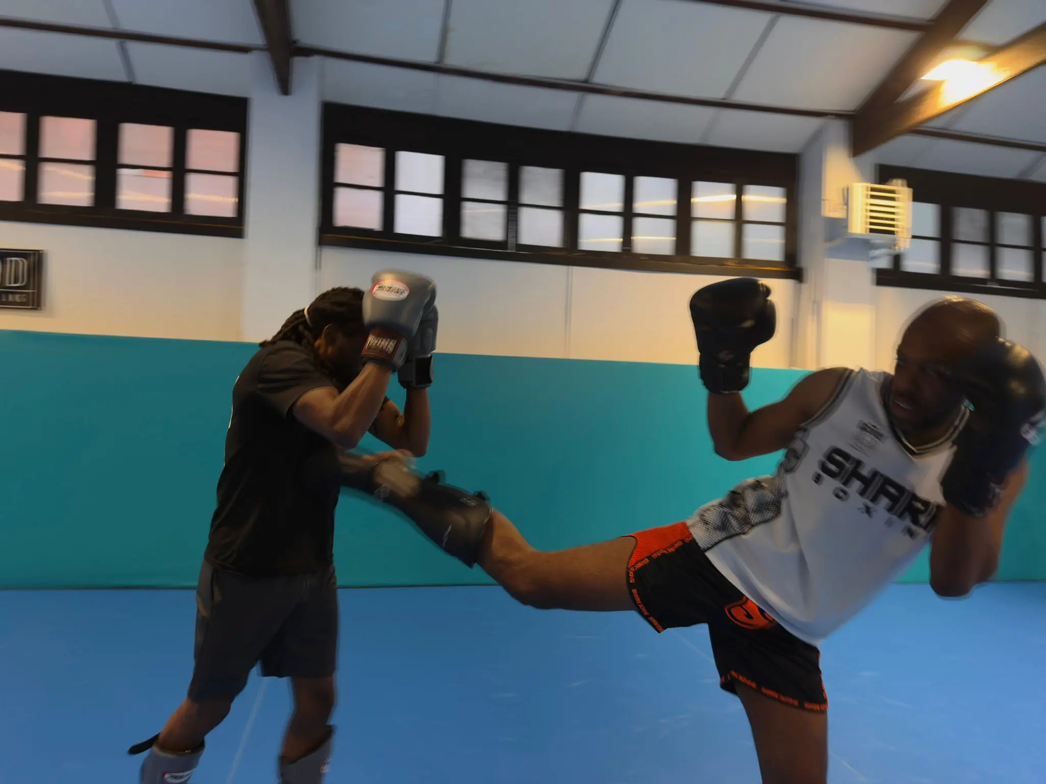 Muay Thai en Barcelona para niños y adultos en Team Muntane con el equipo tras el entrenamiento