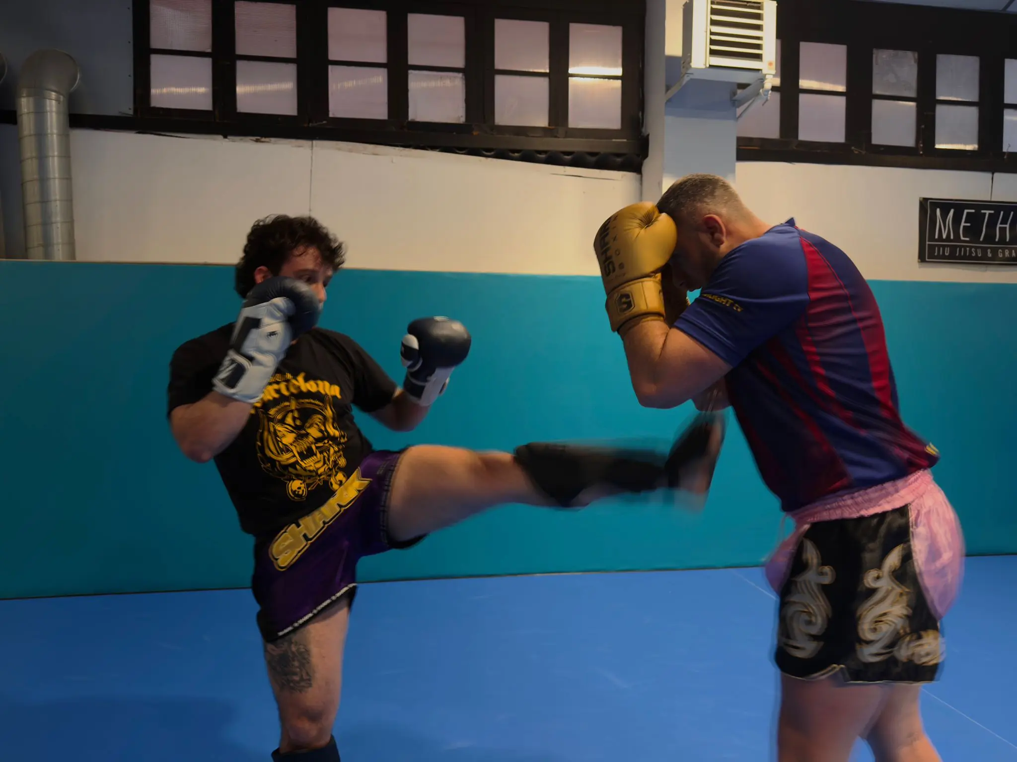 Muay Thai en Barcelona para niños y adultos en Team Muntane con explicación del entrenador durante la clase