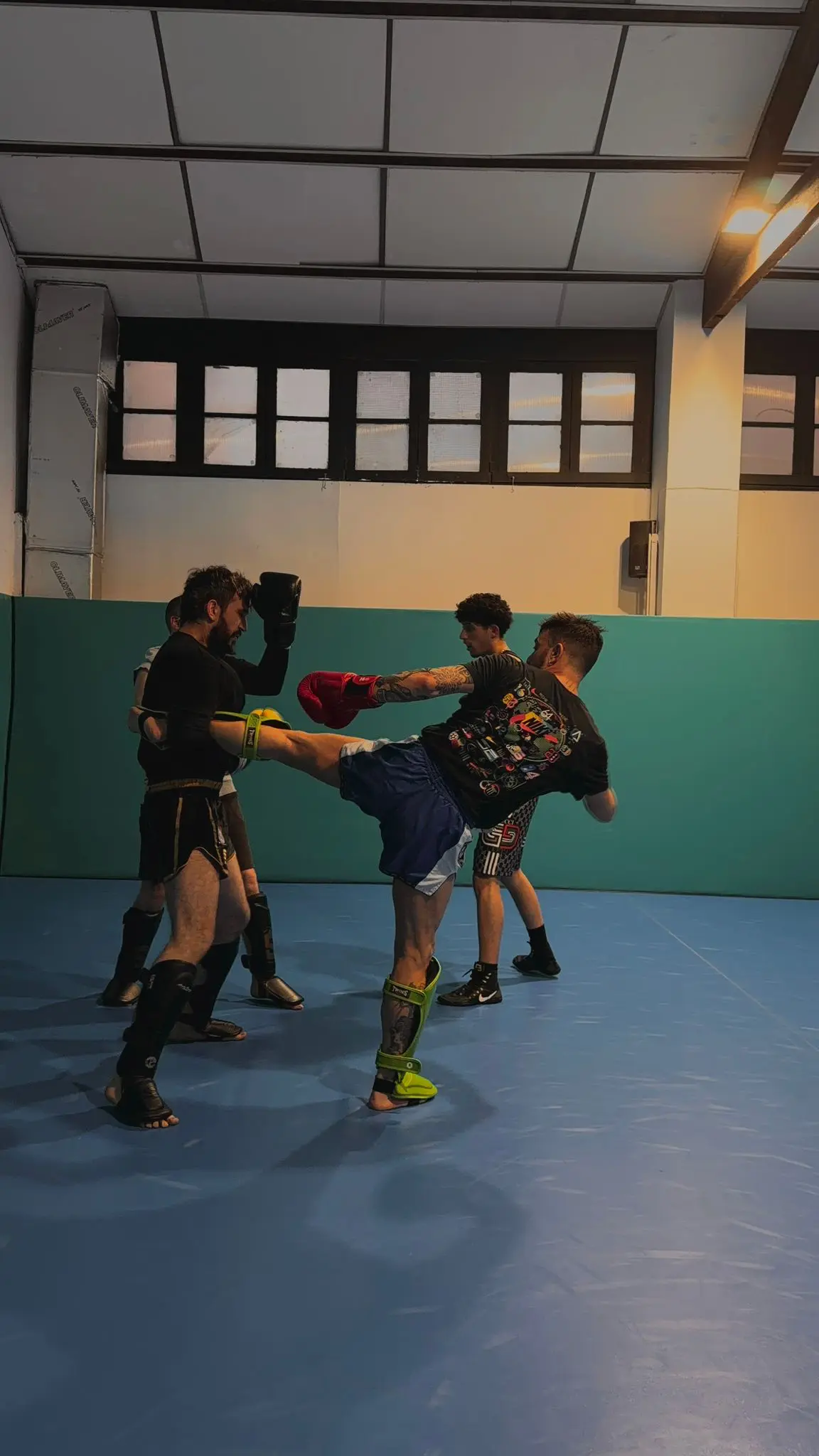 Muay Thai en Barcelona para niños y adultos en Team Muntane con alumno concentrado golpeando manoplas