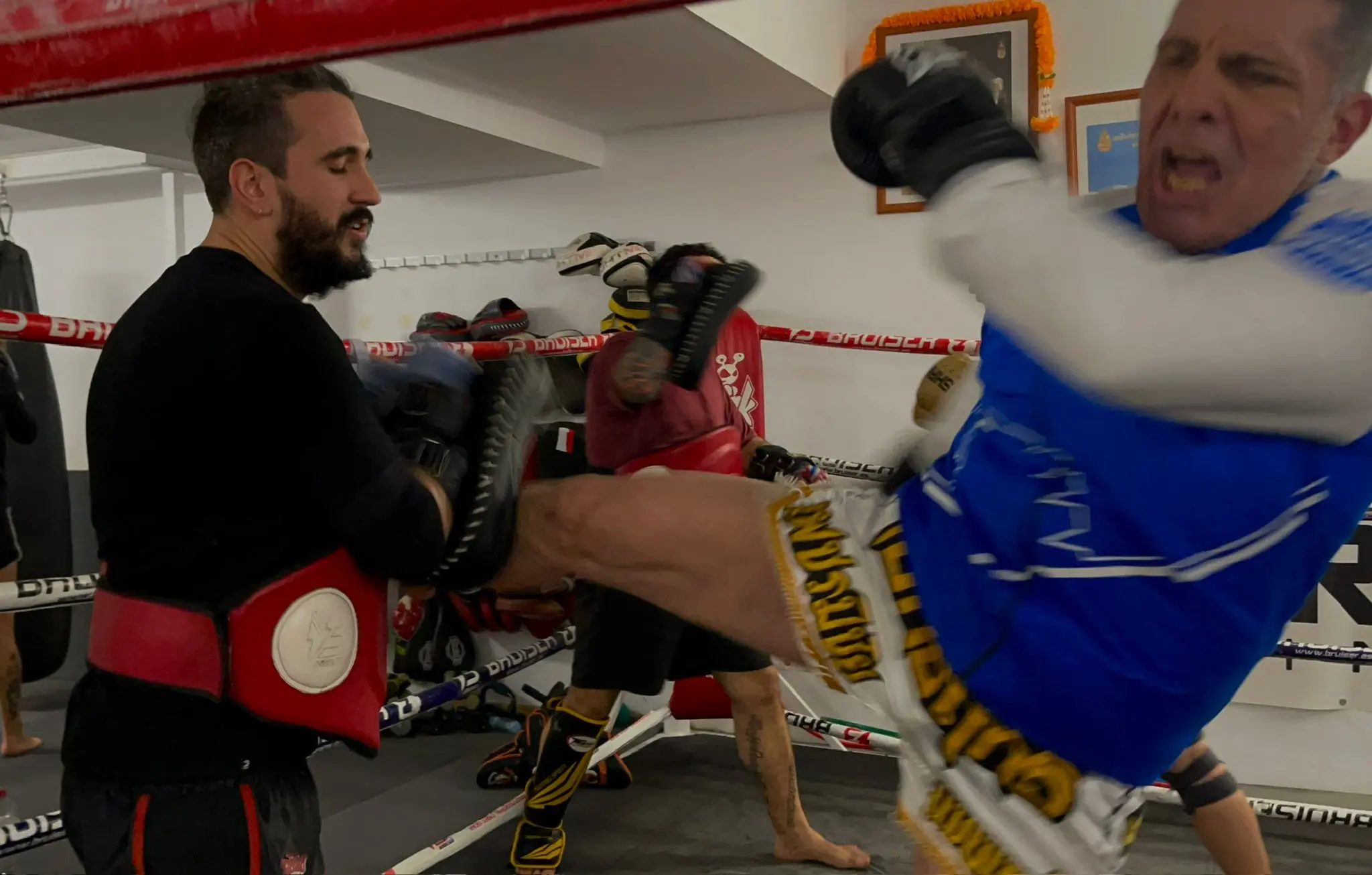 Muay Thai en Barcelona para niños y adultos en Team Muntane con ejercicio práctico de defensa personal