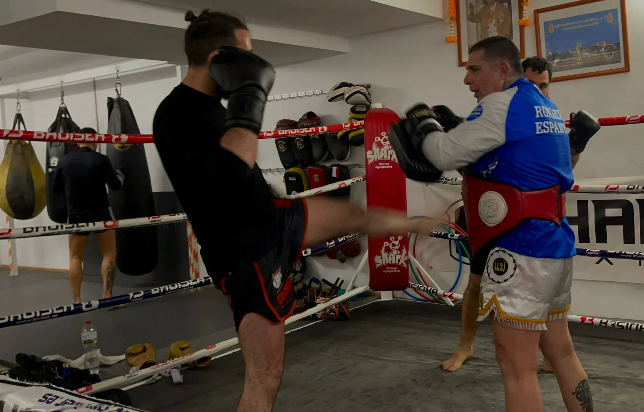 Muay Thai en Barcelona para niños y adultos en Team Muntane con trabajo físico y mental en la sesión