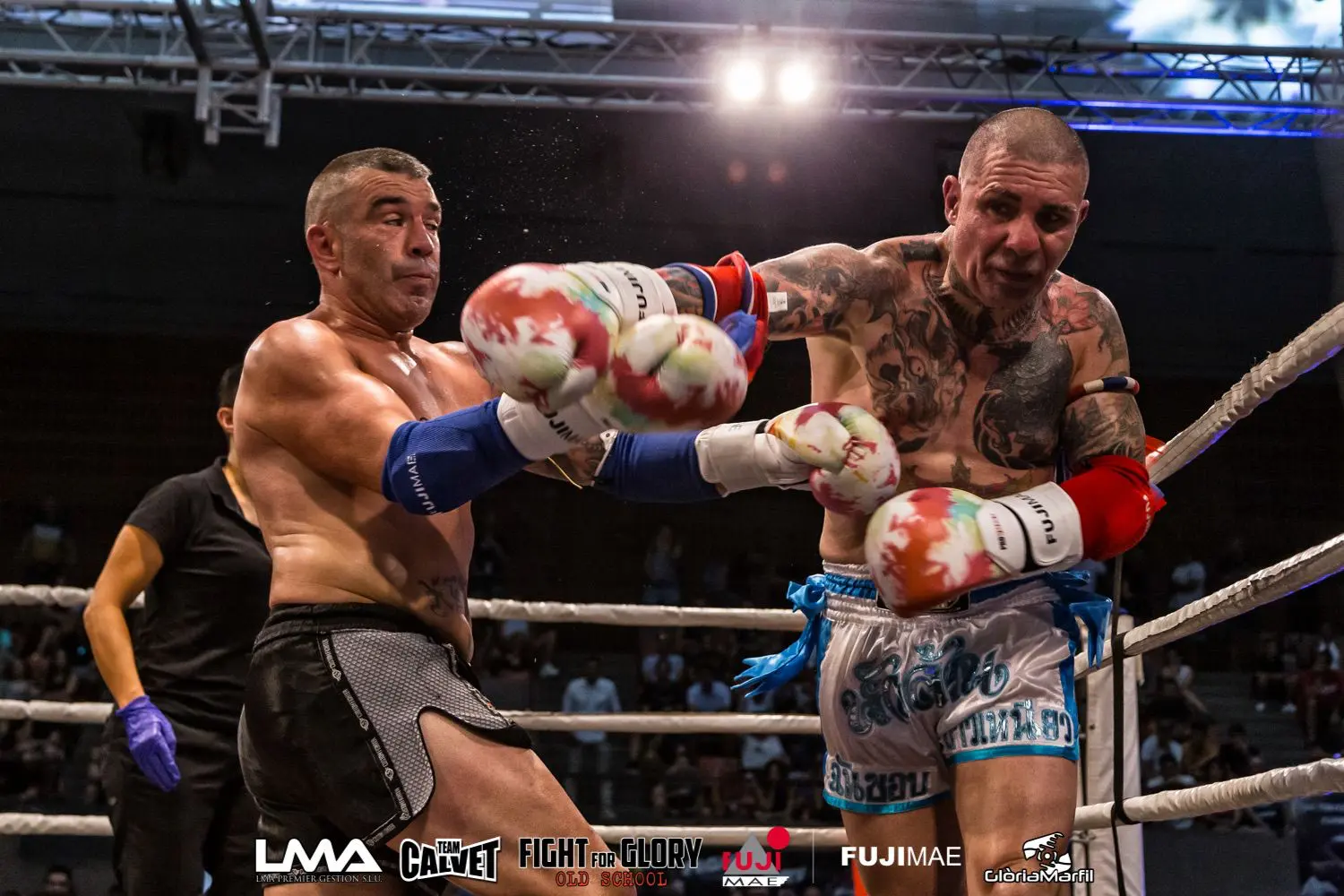Muay Thai en Barcelona para niños y adultos en Team Muntane con imagen de marca del club