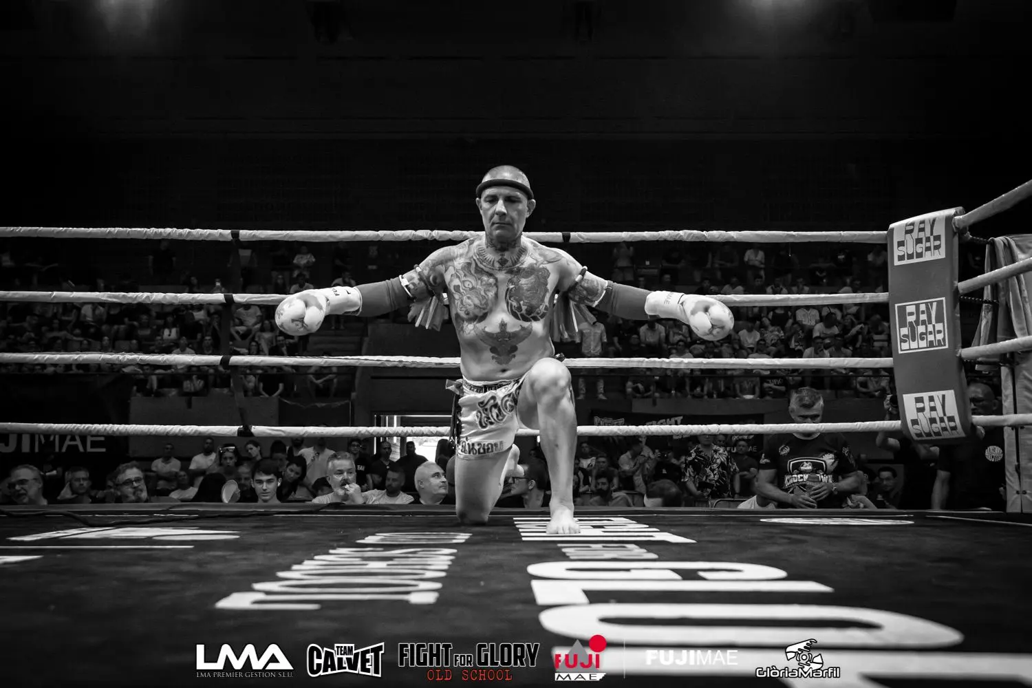 Muay Thai en Barcelona para niños y adultos en Team Muntane con grupo de alumnos de diferentes edades