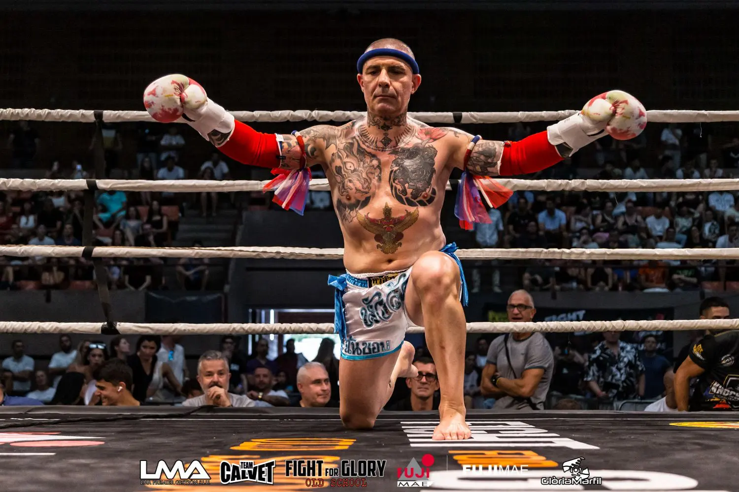 Muay Thai en Barcelona para niños y adultos en Team Muntane trabajando técnica con guantes y paos