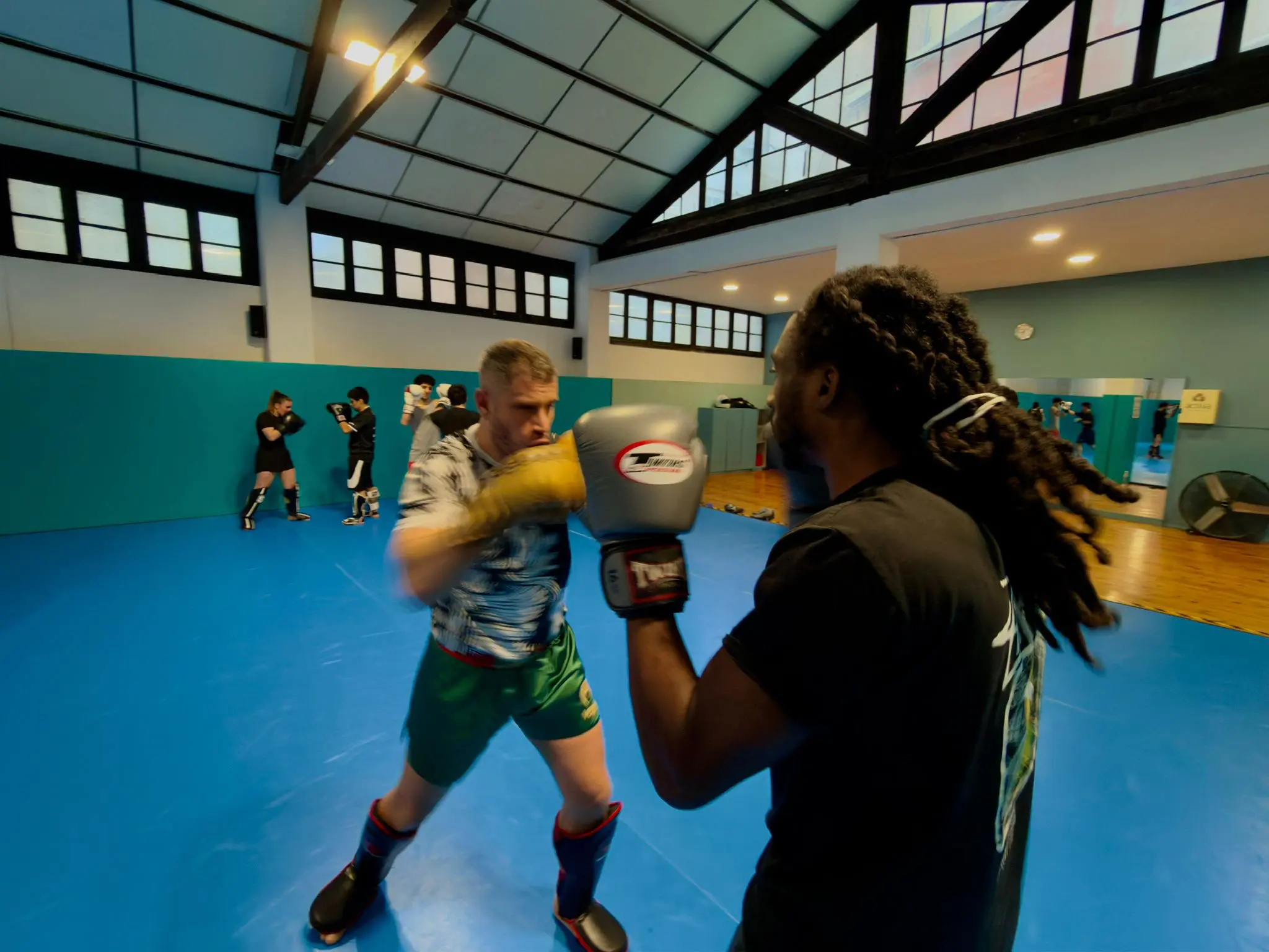 Muay Thai en Barcelona para niños y adultos en Team Muntane con entrenamiento compartido entre alumnos