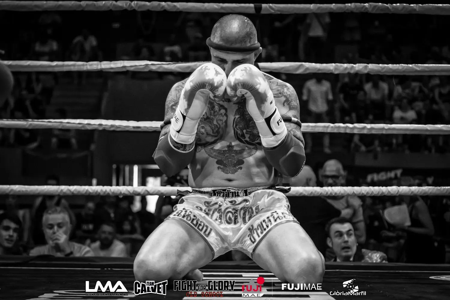 Muay Thai en Barcelona para niños y adultos en Team Muntane con sesión de golpeo en saco y manoplas