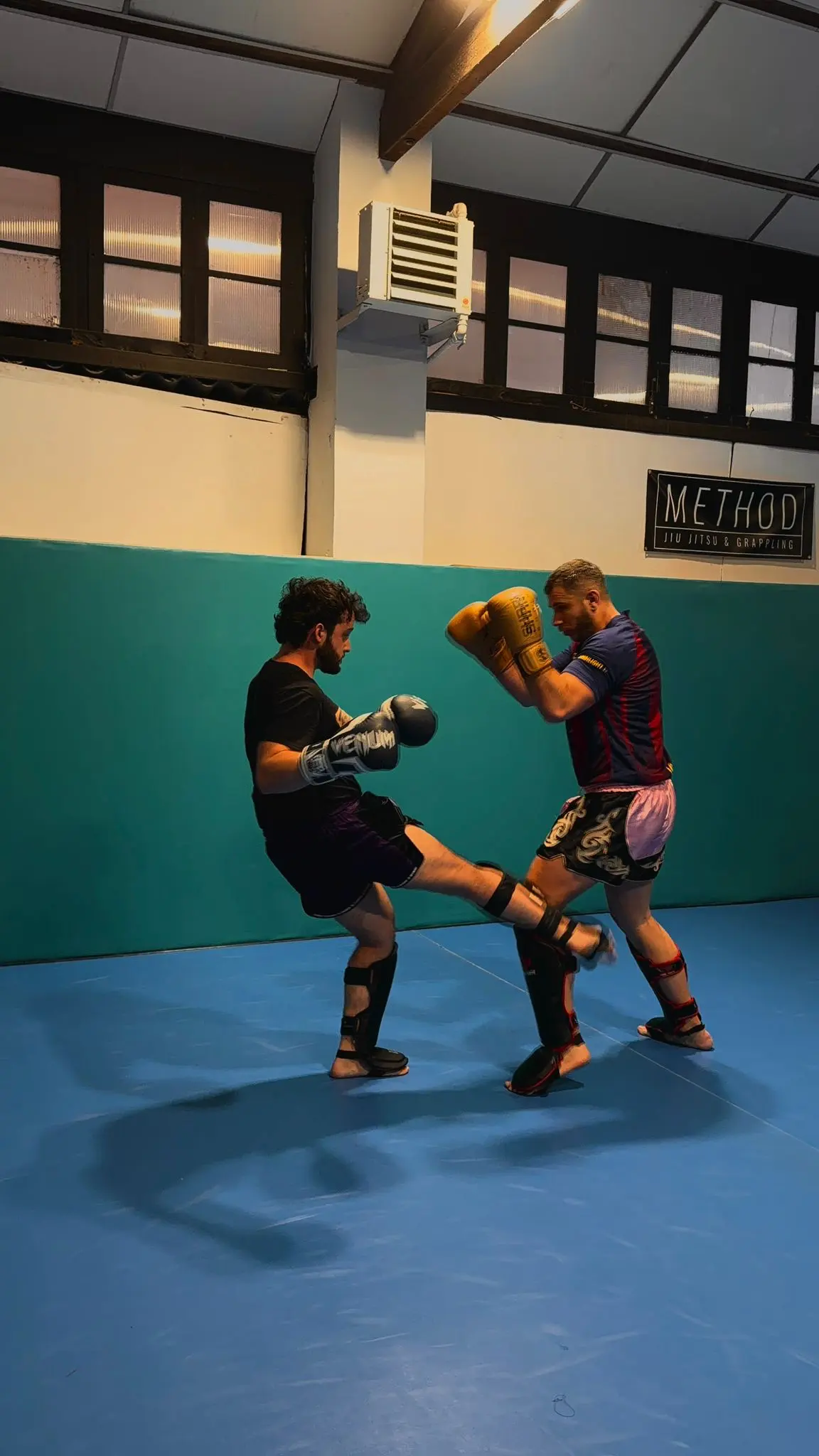 Muay Thai en Barcelona para niños y adultos en Team Muntane con sesión técnica sobre tatami