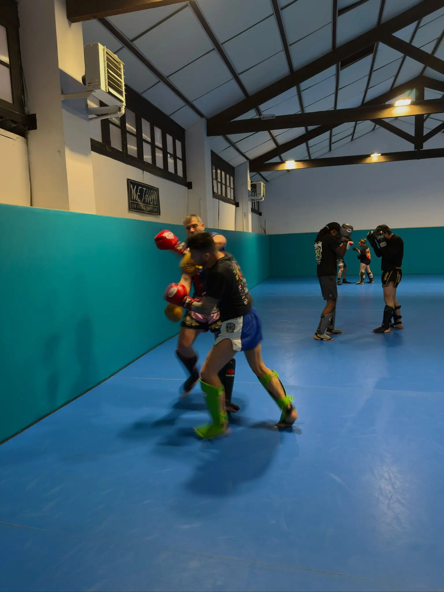 Muay Thai en Barcelona para niños y adultos en Team Muntane con foto de grupo del equipo
