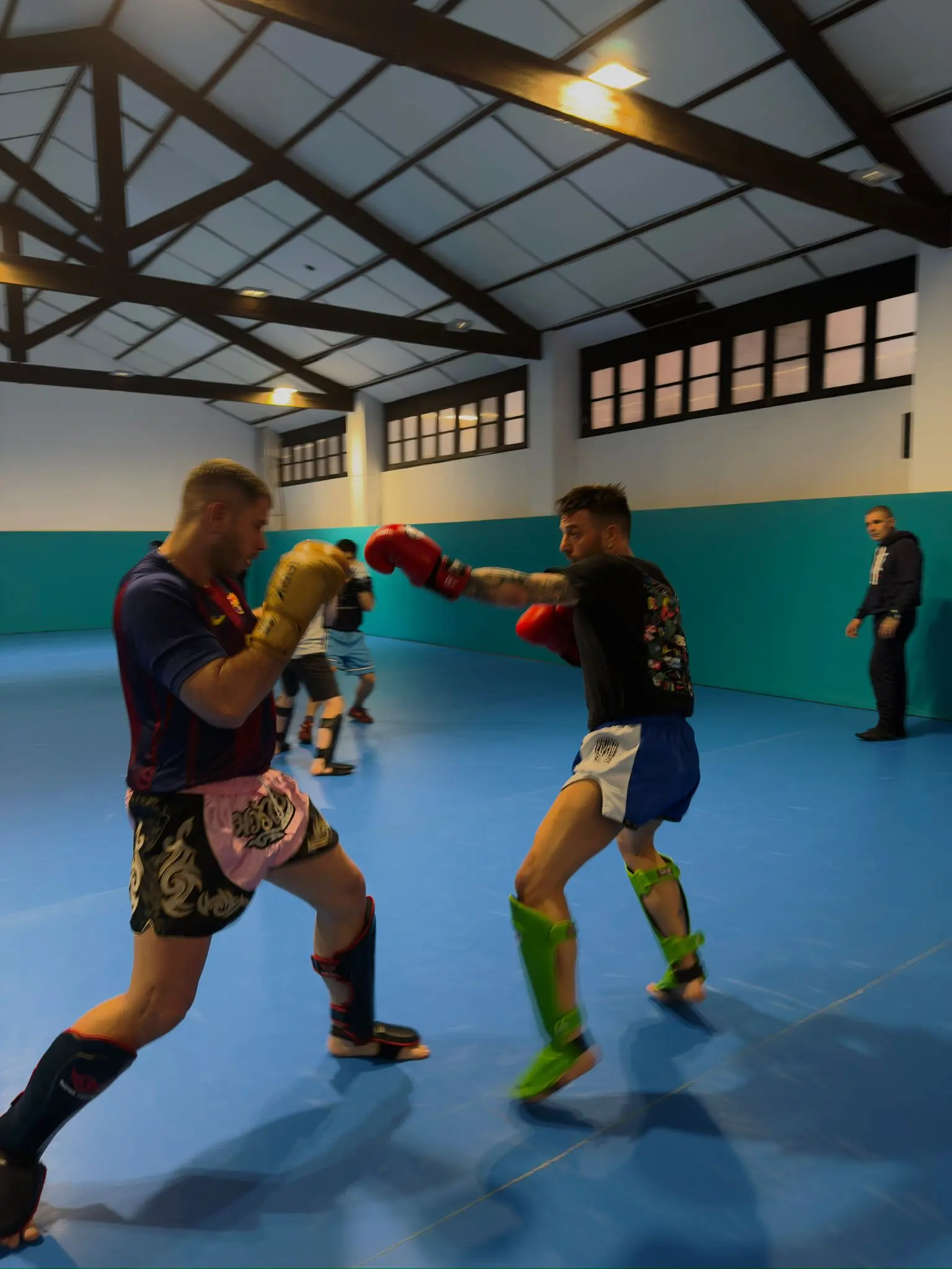 Muay Thai en Barcelona para niños y adultos en Team Muntane con saludo respetuoso al finalizar la sesión