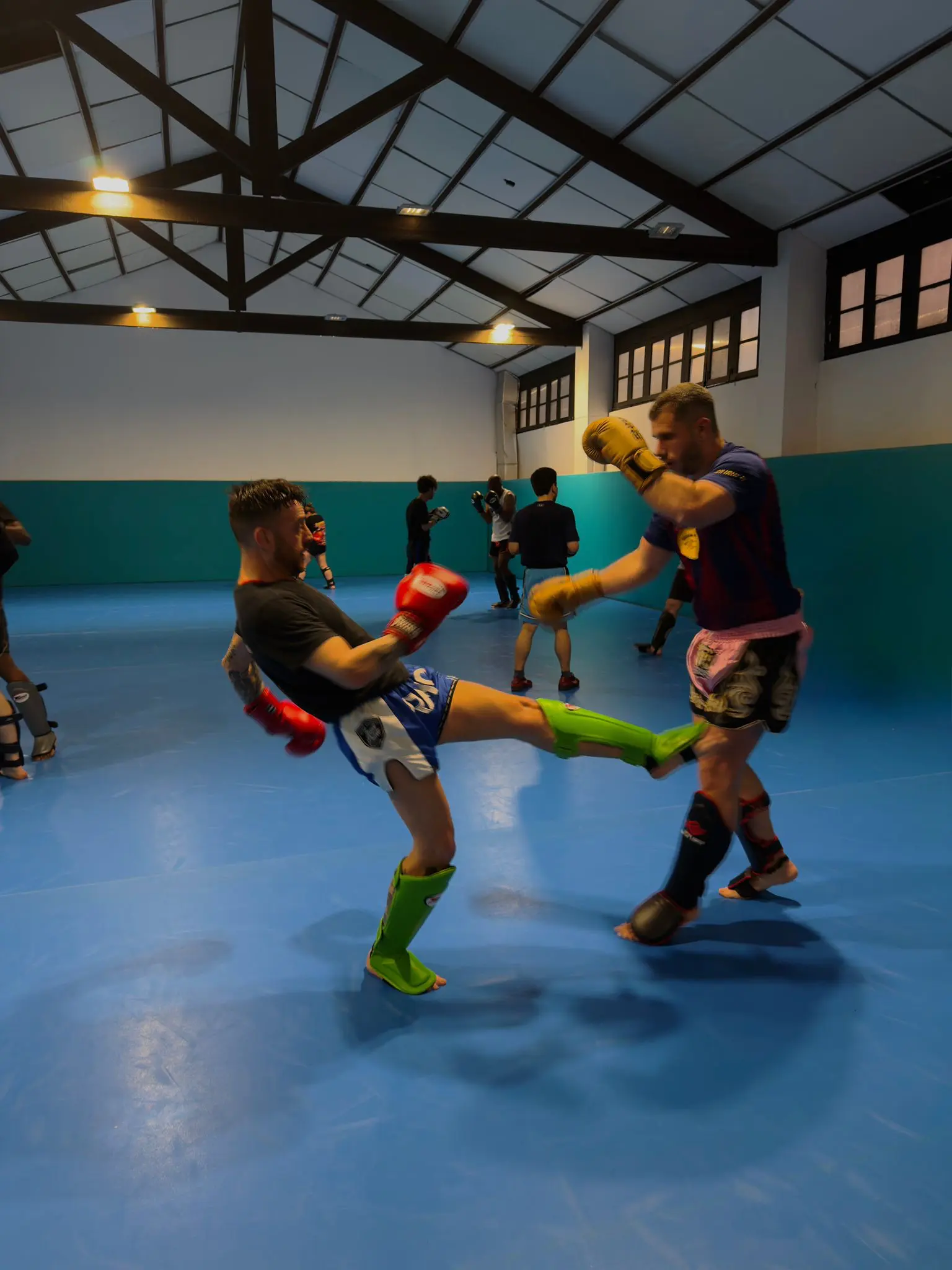 Muay Thai en Barcelona para niños y adultos en Team Muntane con alumno superándose durante el ejercicio